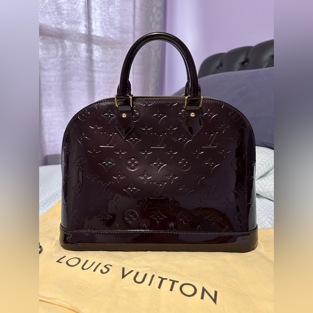 Louis Vuitton Alma PM in vernis leather amarante color